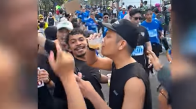 Buntut Viral Bagi-bagi Bir di Ajang Lari, Free Runners Bandung Jalani Sanksi Sosial Bersih-bersih Area Balai Kota